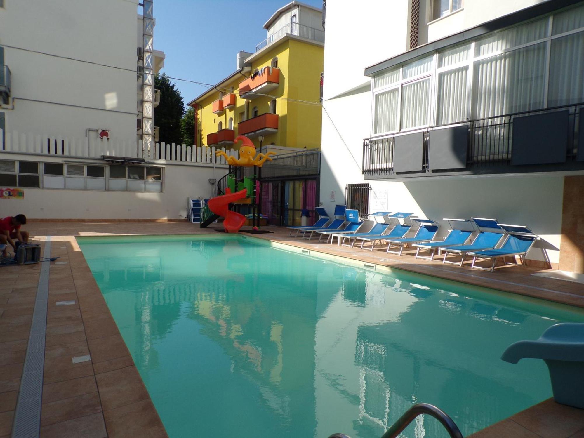 Hotel 2000 Rimini Esterno foto