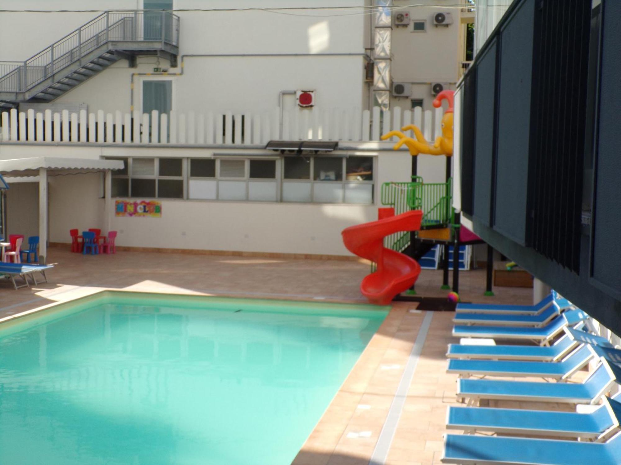 Hotel 2000 Rimini Esterno foto