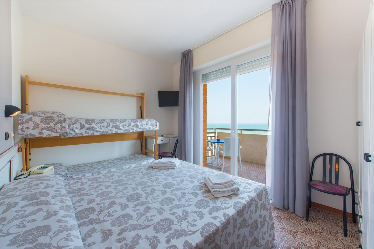 Hotel 2000 Rimini Esterno foto