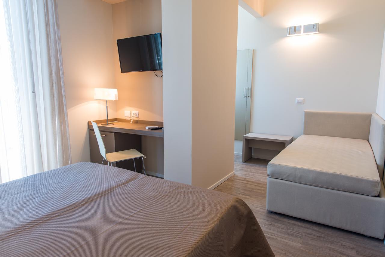 Hotel 2000 Rimini Esterno foto