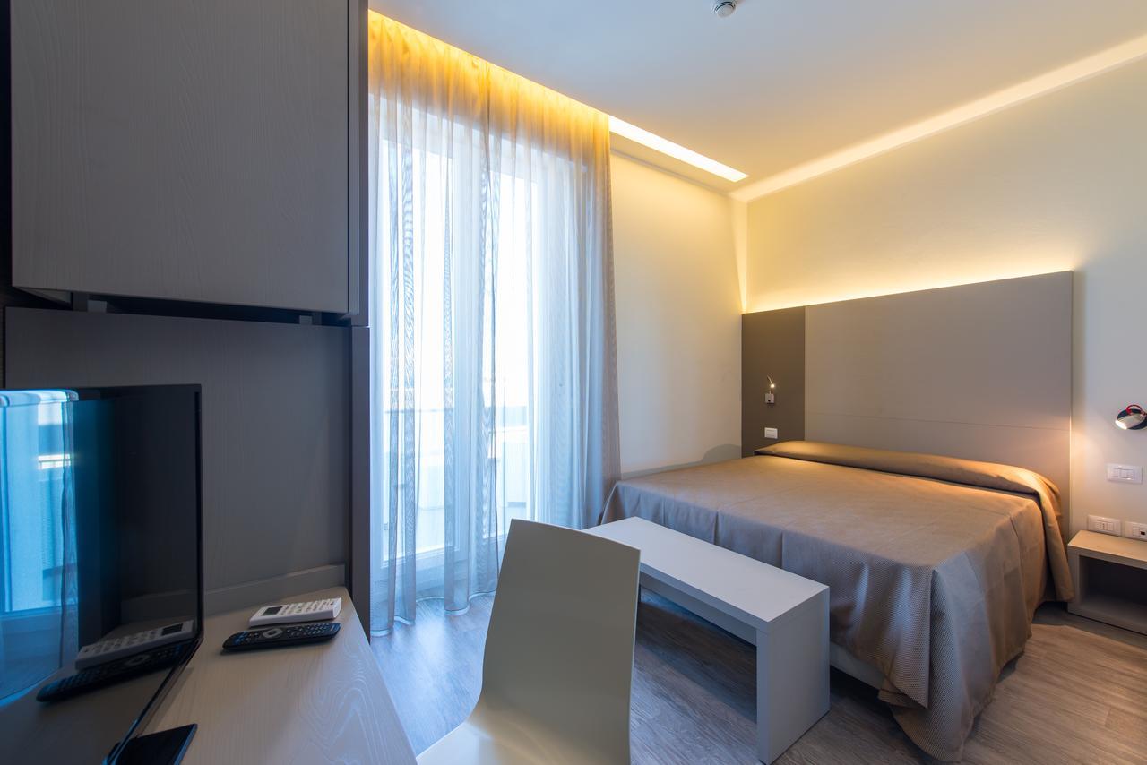 Hotel 2000 Rimini Esterno foto